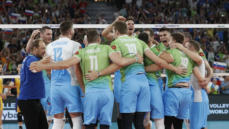 Fotografija: Slovenski odbojkarji so se takole veselili zgodovinskega preboja v polfinale svetovnega prvenstva. FOTO: Leon Vidic/Delo
