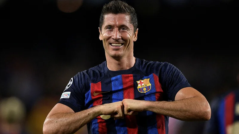 Fotografija: Robert Lewandowski tudi v dresu Barcelone trese mreže. FOTO: Pablo Morano/Reuters
