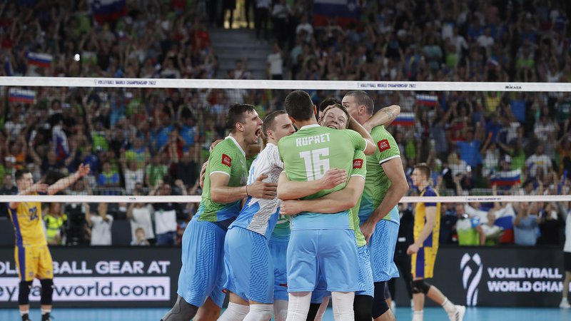 Fotografija: Slovenski odbojkarji slavijo na tekmi z Ukrajino. FOTO: Leon Vidic/Delo
