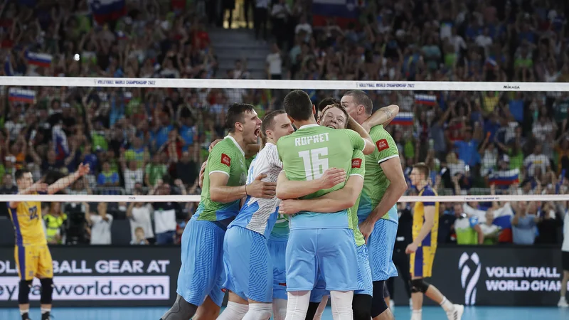 Fotografija: Slovenski odbojkarji slavijo na tekmi z Ukrajino. FOTO: Leon Vidic/Delo