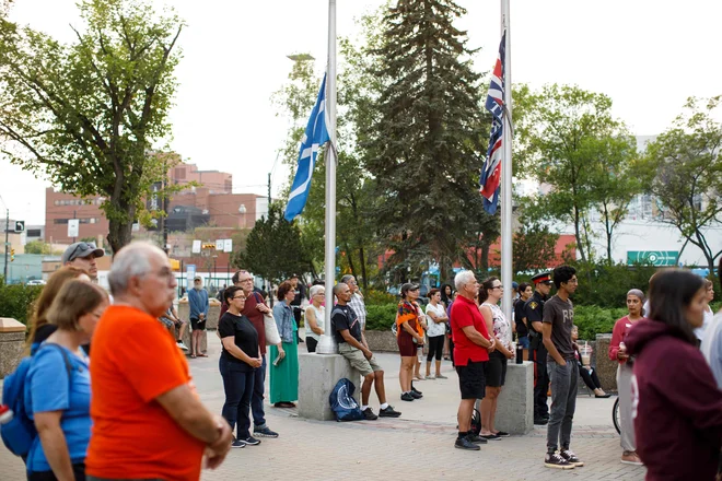 Včerajšnje žalovanje za žrtvami morilskega pohoda v mestu Saskatoon. FOTO: Cole Burston/AFP