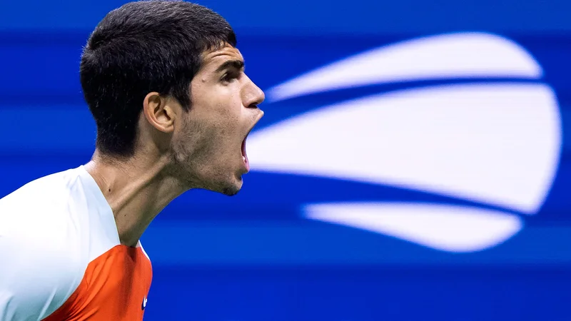 Fotografija: Carlos Alcaraz med obračunom z Jannikom Sinnerjem v New Yorku. FOTO: Corey Sipkin/AFP