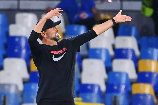 Liverpool je s trenerjem Jürgnom Kloppom (na fotografiji) utrpel še en hud poraz na začetku nove sezone, ki jo je sicer odprl z zmago nad državnim prvakom Manchester Cityjem za angleški superpokal. FOTO: Alberto Pizzoli/AFP
