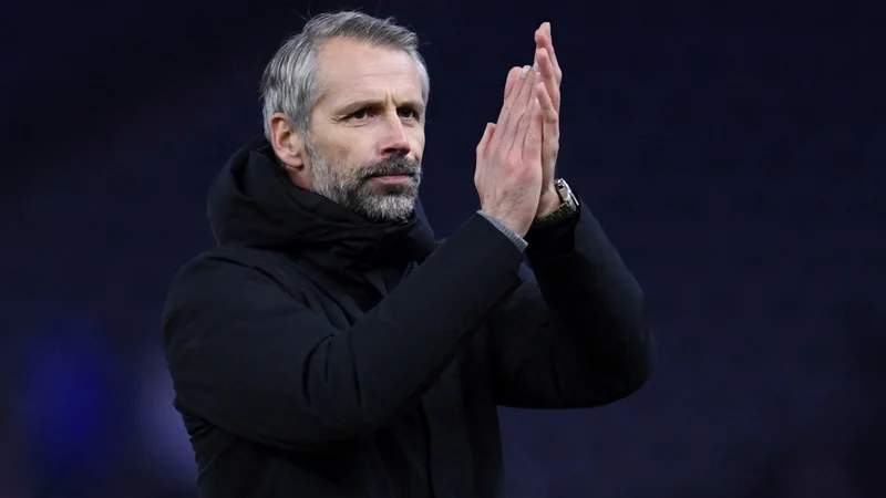 Fotografija: Marco Rose pozdravlja navijače na tekmi v Berlinu, ko je še opravljal naloge trenerja Borussie iz Dortmunda. FOTO: Annegret Hilse/Reuters