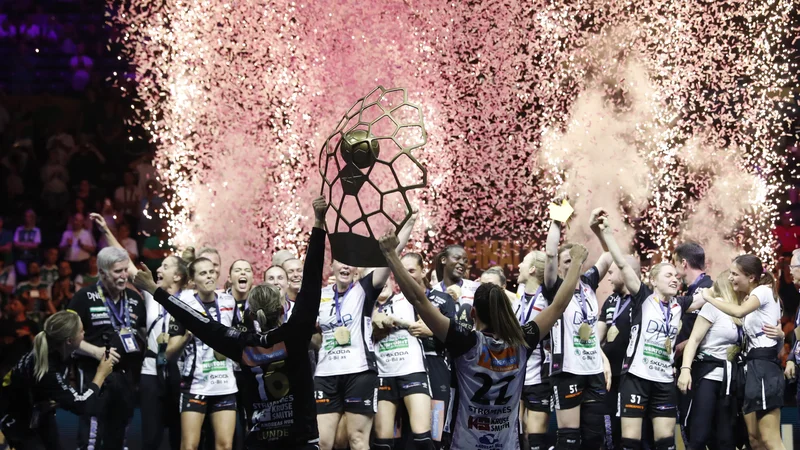 Fotografija: V dvorani MVM Dome v Budimpešti so igralke Vipers Kristiansanda s Katrine Lunde in Marto Tomac (s pokalom) na čelu v zadnjem velikem finalu ugnale »domači« Györ. FOTO: Bernadett Szabo/Reuters