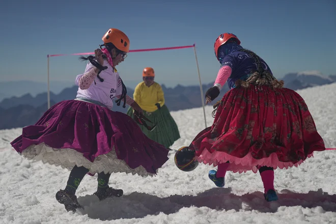 Bolivijske domorodke ljudstva Aymara, članice skupine Climbing Cholitas of Bolivia Warmis, igrajo nogomet na višini približno 6000 m, na zadnjem ravnem območju pred vzponom na vrh 6088 metrov visoke gore Huayna Potosi v bližini El Alto. Plezalna skupina Cholitas of Bolivia Warmis je skupina, ki se s pomočjo alpinizma zavzema za kampanjo za pravice domorodnih žensk . Foto: Martin Silva/Afp