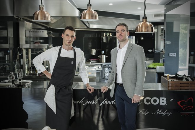 Patrik in Filip Matjaž, lastnika restavracije COB v Porotorožu. FOTO: Uroš Hočevar/Delo
