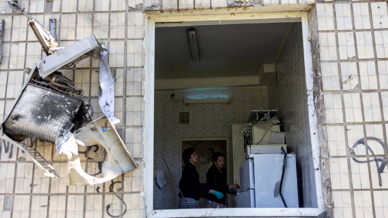 Fotografija: Center za primarno zdravstveno oskrbo v ukrajinskem mestu Mikolajev po napadu ruskih raket, 4. septembra FOTO: Umit Bektas/Reuters
