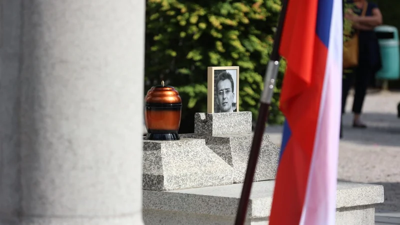 Fotografija: Včerajšnje zadnje slovo od slikarja Romana Uranjeka. FOTO: Črt Piksi/Delo