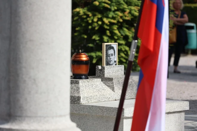 Včerajšnje zadnje slovo od slikarja Romana Uranjeka. FOTO: Črt Piksi/Delo
