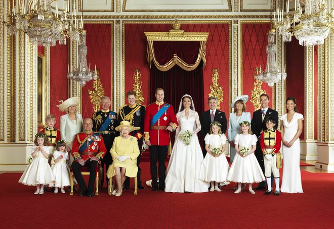 Leta 2011 sta si večno zvesto obljubila Elizabetin vnuk, princ William, in njegova izbranka Kate Middleton. In monarhija je spet zažarela v starem sijaju. FOTO: Reuters
