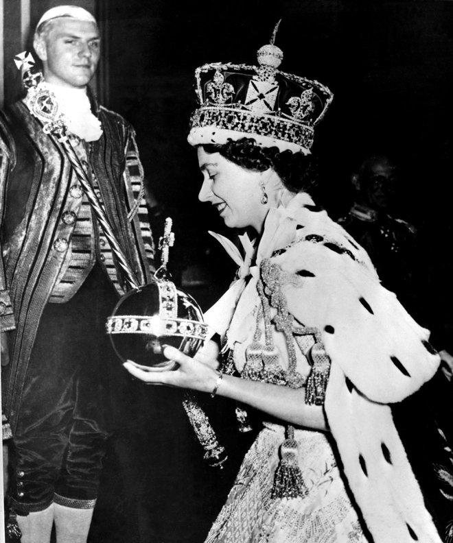 V začetku februarja 1952 so jo razglasili za kraljico, uradna ceremonija, katere vrhunec je bil trenutek, ki so jo okronali, pa je potekala 2. junija 1953 v Westminstrski opatiji. FOTO: AFP
