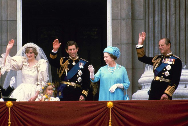 Leta 1981 je svet spremljal veličastno poroko njenega prvorojenca Charlesa z lady Diano Spencer in navdušenje nad pravljičnimi prizori je okrepilo tudi priljubljenost kraljeve družine. FOTO: Reuters
