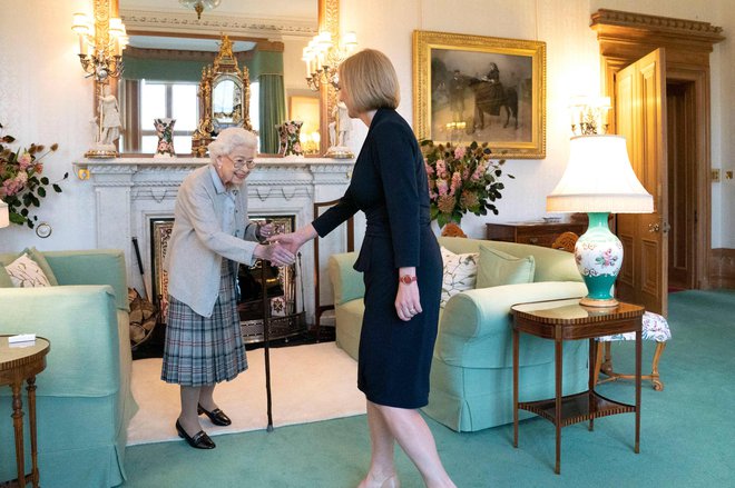 V ponedeljek je na gradu Balmoral sprejela novo britansko premierko Liz Truss. FOTO: Jane Barlow Afp
