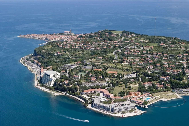 Sončne vile bodo zgradili v neposredni bližini antene RTV oddajnika Beli Križ, na fotografiji desno zgoraj. Foto Jaka Jeraša
