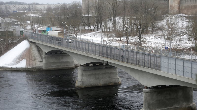 Fotografija: Most čez reko Narvo, ki tvori mejo med Estonijo in Rusijo. FOTO: Ints Kalnins/Reuters
