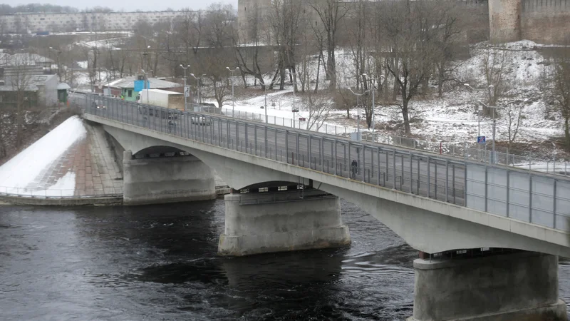 Fotografija: Most čez reko Narvo, ki tvori mejo med Estonijo in Rusijo. FOTO: Ints Kalnins/Reuters