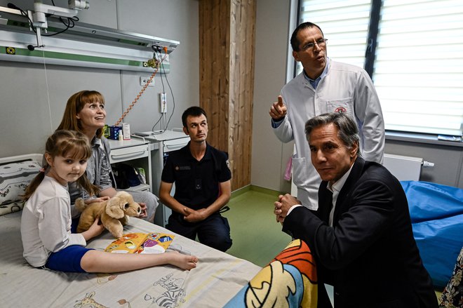 Državni sekretar Blinken z ranjeno ukrajinsko deklico Marino. Foto Pool Reuters
