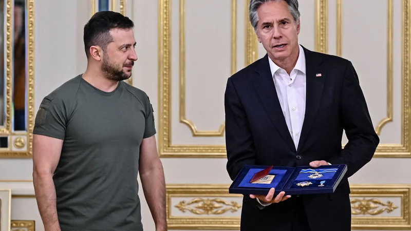 Fotografija: Ameriški zunanji minister Antony Blinken z ukrajinskim predsednikom Volodimirjem Zelenskim. FOTO: Reuters