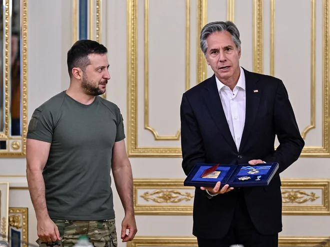 Ameriški zunanji minister Antony Blinken z ukrajinskim predsednikom Volodimirjem Zelenskim. FOTO: Reuters

