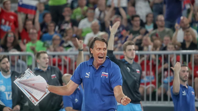 Fotografija: Slovenski odbojkarji so v stožiškem navijaškem kotlu dobili krila, temperamentni selektor, Romun Gheorghe Creţu, pa tudi ne skriva svojega ognja. FOTO: Blaž Samec