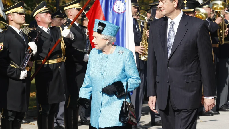 Fotografija: Kraljico, ki je imela tedaj 82 let, so najprej s spremstvom prepeljali na Brdo pri Kranju, kjer jo je z najvišjimi vojaškimi častmi sprejel predsednik Türk FOTO: Blaž Samec/Delo
