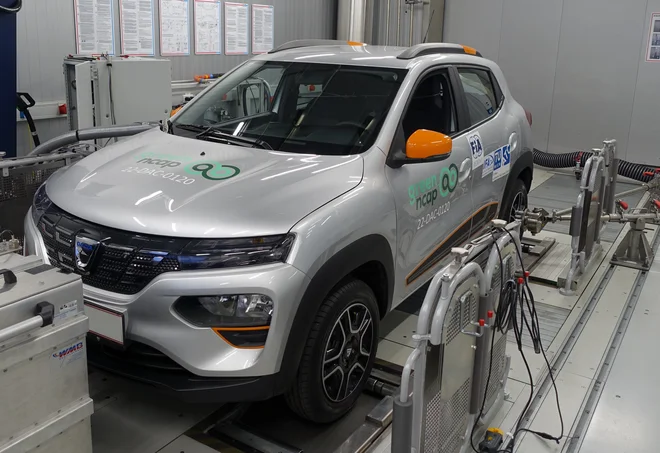 Dacia spring je na okoljskem testu&nbsp;(na fotografiji) dobila najvišjo oceno. Na varnostnem preizkusu pa se je isti avtomobil odrezal slabo. FOTO: Green NCAP
