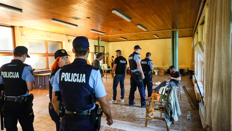 Fotografija: Aktivisti so v samo nekaj dneh temeljito očistili notranjost in okolico objekta, ki je v lasti državne DUTB leta propadal. FOTO: Črt Piksi