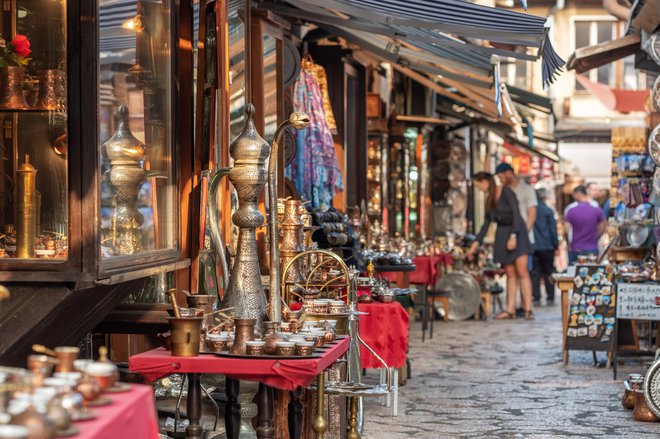 Pomembni in manj pomembni dogovori se v Sarajevu sklenejo ob kavi, pravi sogovornica. FOTO: Shutterstock
