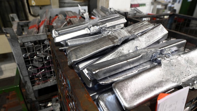 Fotografija: Cena aluminija kljub ponudbenim šokom v nabavni verigi ostaja na 17-mesečnem dnu, razlogi pa so v strahu pred globalno recesijo, izjemnem dvigu obrestnih mer v ZDA ter upočasnjevanju gospodarske rasti na Kitajskem. FOTO:  Fabian Bimmer/Reuters
