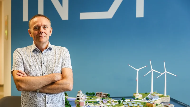 Fotografija: V Inei imamo močan industrijski sektor, v katerem se ne ukvarjamo le z energetiko v industriji, temveč tudi z industrijskimi procesi. Sistem iz odstopanj od trendov lahko hitro ugotovi, kateri del proizvodnje ne deluje več optimalno, pojasnjuje Igor Steiner, vodja oddelka Energetika in ekologija v družbi Inea. FOTO: Črt Piksi/Delo