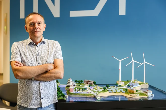 V Inei imamo močan industrijski sektor, v katerem se ne ukvarjamo le z energetiko v industriji, temveč tudi z industrijskimi procesi. Sistem iz odstopanj od trendov lahko hitro ugotovi, kateri del proizvodnje ne deluje več optimalno, pojasnjuje Igor Steiner, vodja oddelka Energetika in ekologija v družbi Inea. FOTO: Črt Piksi/Delo
