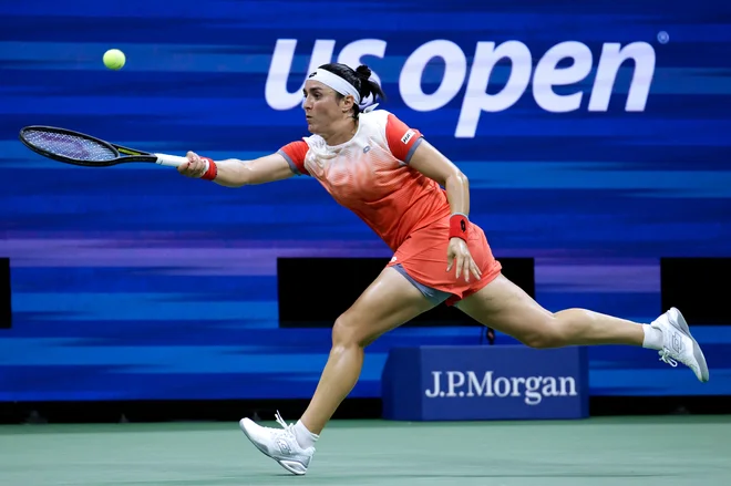 Tunizijka Ons Jabeur se je po Wimbledonu še v New Yorku uvrstila v veliki finale. FOTO: Kena Betancur/AFP
