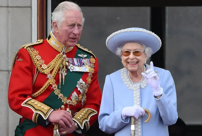 73-letni kralj Karel III. se bo po materini smrti (na fotografiji ob paradi ob Elizabetinem platinastem jubileju) danes vrnil v London, nato pa se bo tudi prvič srečal z novo predsednico vlade Liz Truss. FOTO: Daniel Leal/AFP
