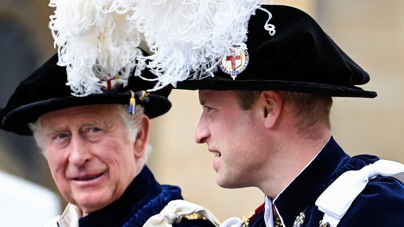 Fotografija: Kako se bo kralj Karel III., na fotografiji s sinom Williamom, znašel v čevljih svoje matere? Na prevzem položaja so ga pripravljali dolga leta. FOTO: Toby Melville/AFP
