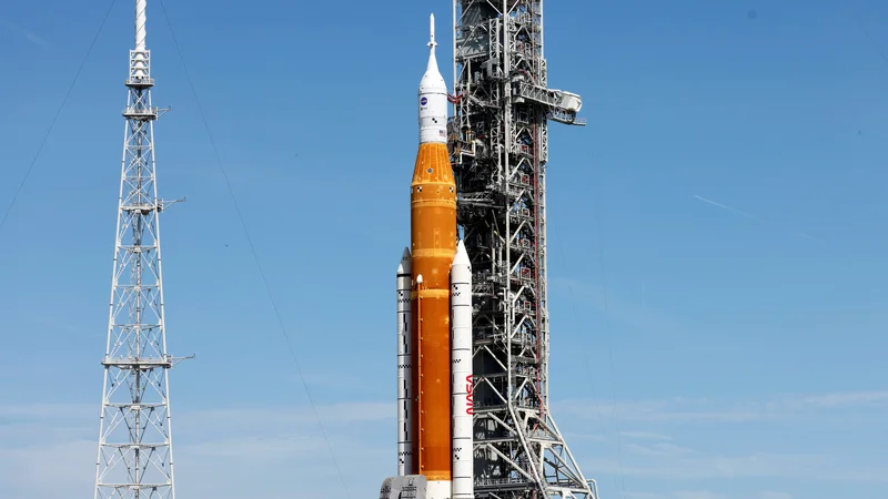 Fotografija: Pri Nasi imajo z raketo številne preglavice, vendar so težave in križi ali povedano drugače odpovedane izstrelitve in popravljalna dela povsem nekaj običajnega v vesoljskem sektorju. FOTO: Joe Skipper/Reuters
