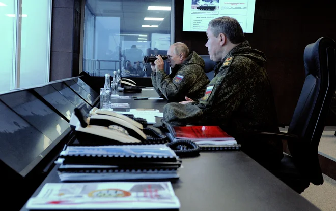 Ruski predsednik Vladimir Putin trdi, da sankcije bolj kot Rusiji škodijo tistim, ki jih uvajajo. FOTO:&nbsp;Mihail Klimentjev/AFP
