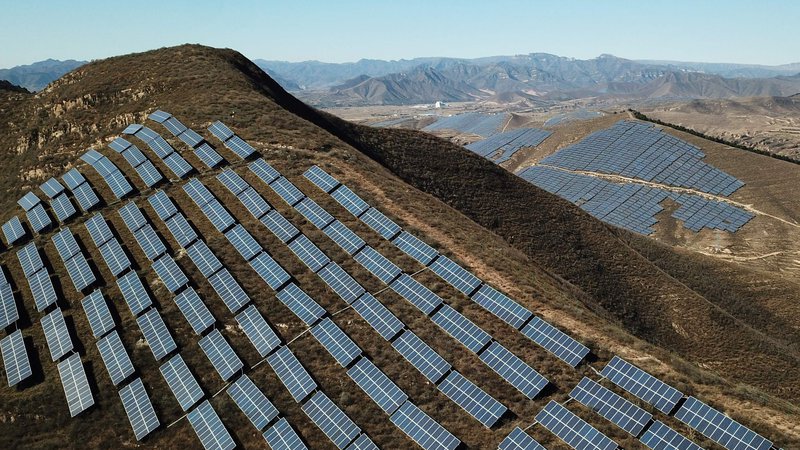 Fotografija: Kitajska gradi tudi ogromno velikih sončnih elektrarn.

FOTO: Michael Zhang/AFP
