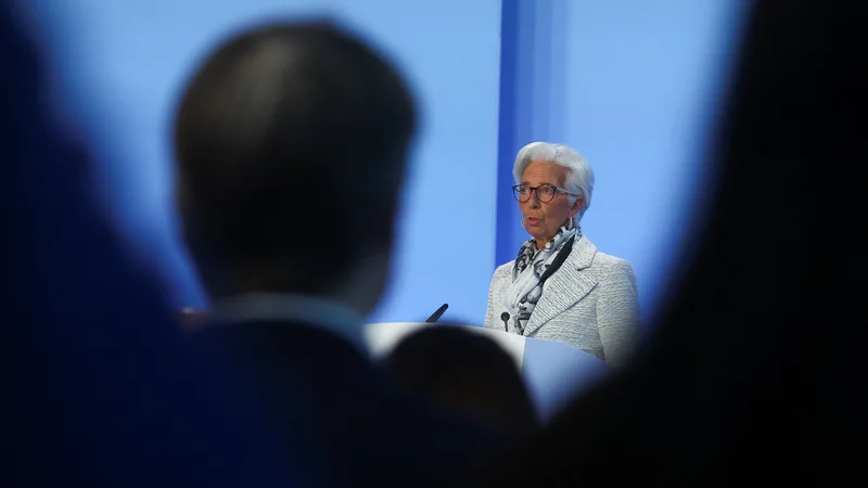 Fotografija: ECB je po mnenju kritikov z obrestnim ukrepanjem dolgo, predolgo odlašala, kljub opozorilom, da postaja inflacija vse bolj dolgotrajna in široko osnovana ter je zato bolje ukrepati prej, kot pozneje. Foto Kai Pfaffenbach Reuters
