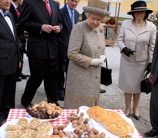 Kraljica si je leta 2008 privoščila tudi tradicionalne slovenske jedi. FOTO: Matej Družnik/Delo 
