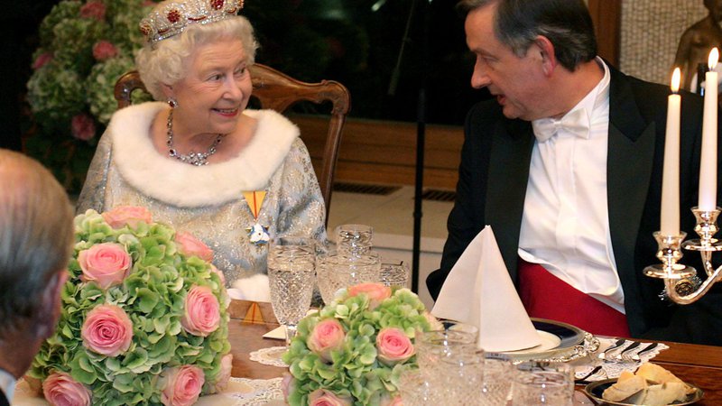 Fotografija: Slovesna večerja z britansko kraljico Elizabeto II. FOTO: Matej Družnik/Delo
