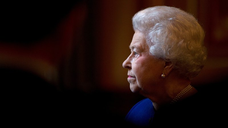 Fotografija: Smrt kraljice Elizabete je znak, da se čas lomi. Kakšen bo čas, ki prihaja? FOTO: Alastair Grant/Reuters

