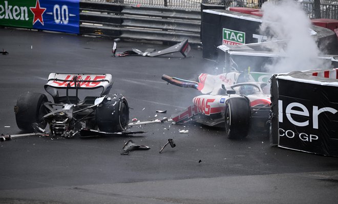 Mick Schumacher je v Monaku povsem uničil dirkalnik. FOTO: Christian Bruna/Reuters
