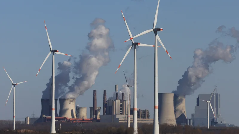Fotografija: Sprejeti načrt vključuje omejitve prihodkov proizvajalcev elektrike z nižjimi stroški, kot so jedrske elektrarne ali obnovljivi viri. FOTO: Wolfgang Rattay/Reuters