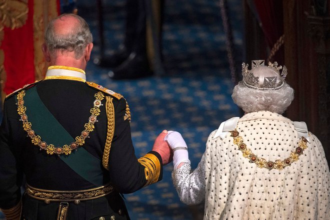 Karel III. stopa v vlogo, zaznamovano z več kot 70-letno zapuščino njegove matere kraljice Elizabete II. FOTO: Victoria Jones/Afp
