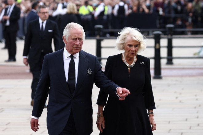 Novi kraljevski par ob prihodu v Buckinghamsko palačo. FOTO: Henry Nicholls/Reuters
