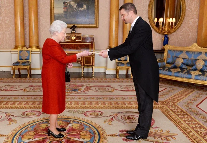 Predaja poverilnih pisem nekdanjega slovenskega veleposlanika v Združenem kraljestvu Tadeja Rupla kraljici Elizabeti II. FOTO: osebni arhiv