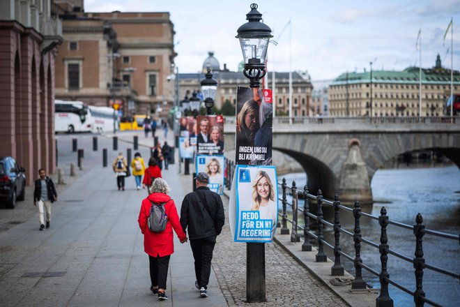 Švedi bodo danes prvič po letu 2018 izbirali nov parlament. V državi je že osem let na oblasti socialdemokratska stranka, ki se ji tudi na tokratnih volitvah obeta zmaga. Foto Jonathan Nackstrand/AFP
