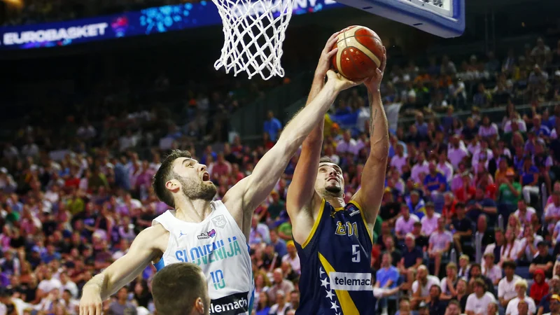 Fotografija: Mike Tobey ima še vedno otekel gleženj, vendar želi pomagati reprezentančnim soigralcem. FOTO: Thilo Schmuelgen/Reuters