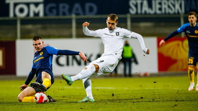Fotografija: Osrednja tekma 9. kola 1. SNL je celjsko-ljubljanski dvoboj, v katerem bo imel znova eno od glavnih vlog prvi Olimpijin strelec Mustafa Nukić (desno). FOTO: Črt Piksi/Delo